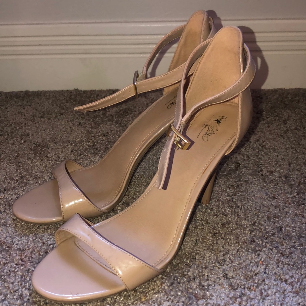 Simple strap heels